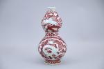 CHINE - Moderne 
VASE de forme double gourde en porcelaine...