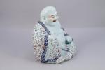 CHINE - XXe s. BOUDDHA assis en porcelaine et émail...