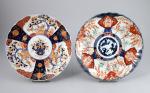 JAPON, Imari - XXe s. Deux PLATS polylobés en porcelaine...