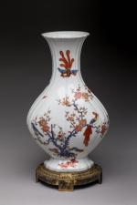 JAPON - dans le style KAKIEMON VASE en porcelaine polychrome,...