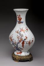 JAPON - dans le style KAKIEMON VASE en porcelaine polychrome,...