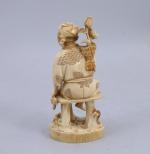 JAPON - Epoque MEIJI (1868-1912). OKIMONO en ivoire, paysan assis...