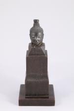 LAOS - XVIIIe s.TÊTE de BOUDDHA en bronze, montée sur...