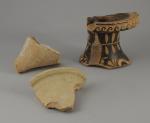 Trois TESSONS de céramique antique, dont lun provenant du col...